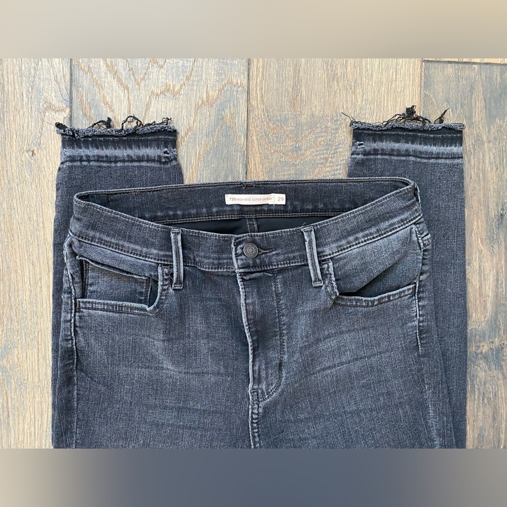W29 L30 Black Levi’s